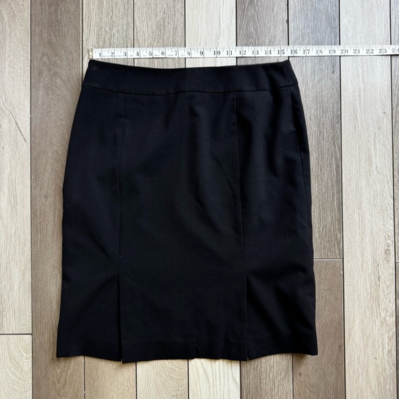 Tahari Pencil Casual Skirt | Size: 8 | Regular Condition - Picture 4 of 5